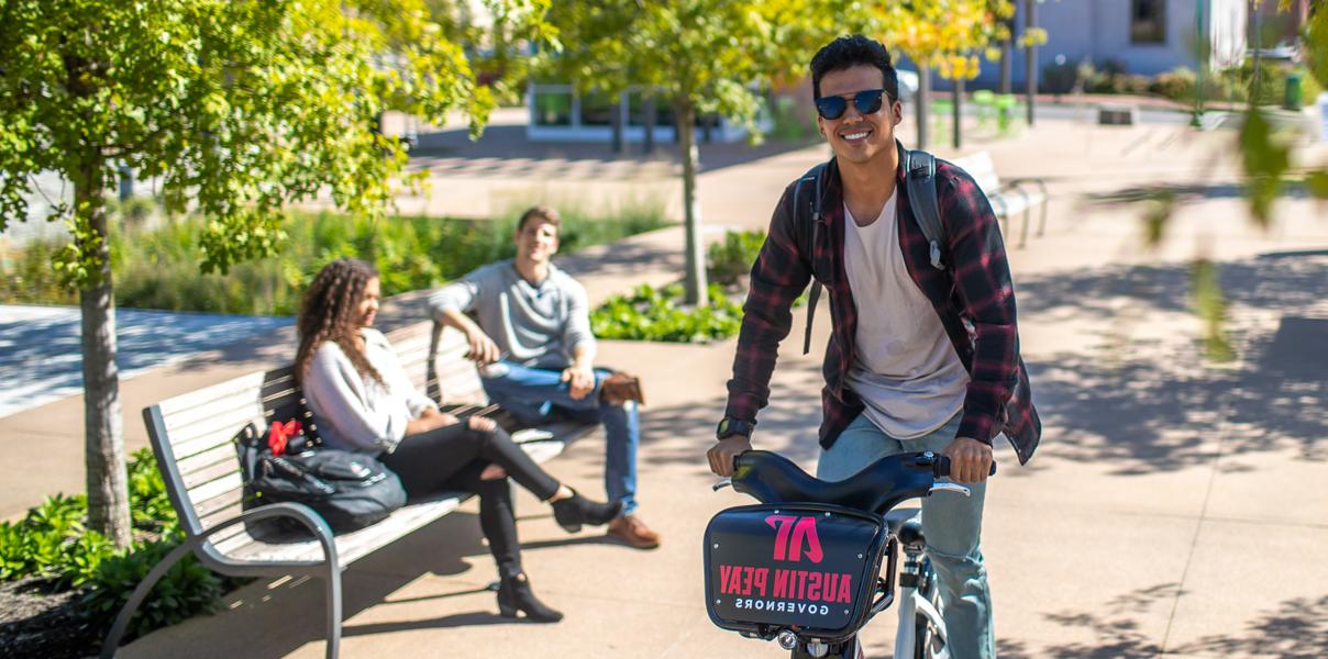 一个学生在市中心骑自行车