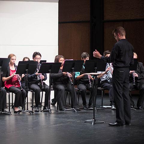 音乐系学生在演出时指挥合奏团